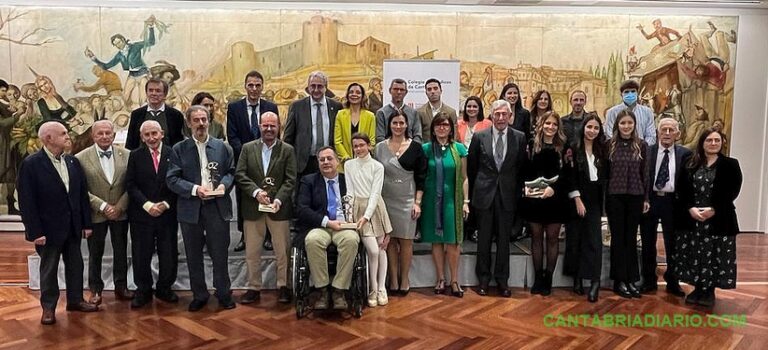 El Colegio ha concedido la distinción de Colegiado de Honor con emblema de Plata a Jesús Pellón Fernández-Fontecha. El Premio Cooperación Fernando de la Torre 2021 ha sido concedido a la doctora Cristina Clare Gallego. También se entregaron los premios del Concurso de Relatos Cortos, las becas para Rotaciones Externas MIR y el premio al Mejor Expediente académico de estudiante de Medicina