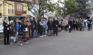 En las imágenes la casa de Hinojedo donde se encontraron los dos cadáveres, y la concentración con minuto de silencio ante el Ayuntamiento de Suances- Conmoción en Cantabria por la muerte de una anciana y su hijo en Hinojedo - (C) Fotos: David Laguillo/CANTABRIA DIARIO