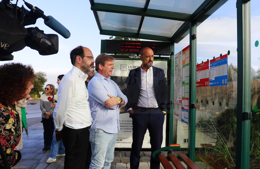 En la imagen José Luis Urraca, el alcalde de Reocín Pablo Diestro y el alcalde de Torrelavega Javier López Estrada, en una parada de autobús