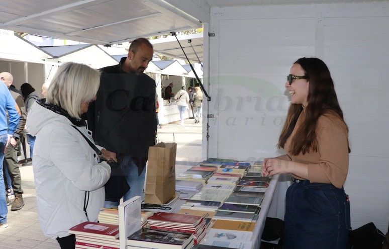 Javier López Estrada, Esther Vélez, Carlos Alcorta y una amplia representación de la Corporación Municipal han recorrido las casetas ubicadas en la Avenida de España - Arranca Libreando VII, la Feria del Libro de Torrelavega
(C) Fotos: David Laguillo-CANTABRIA DIARIO