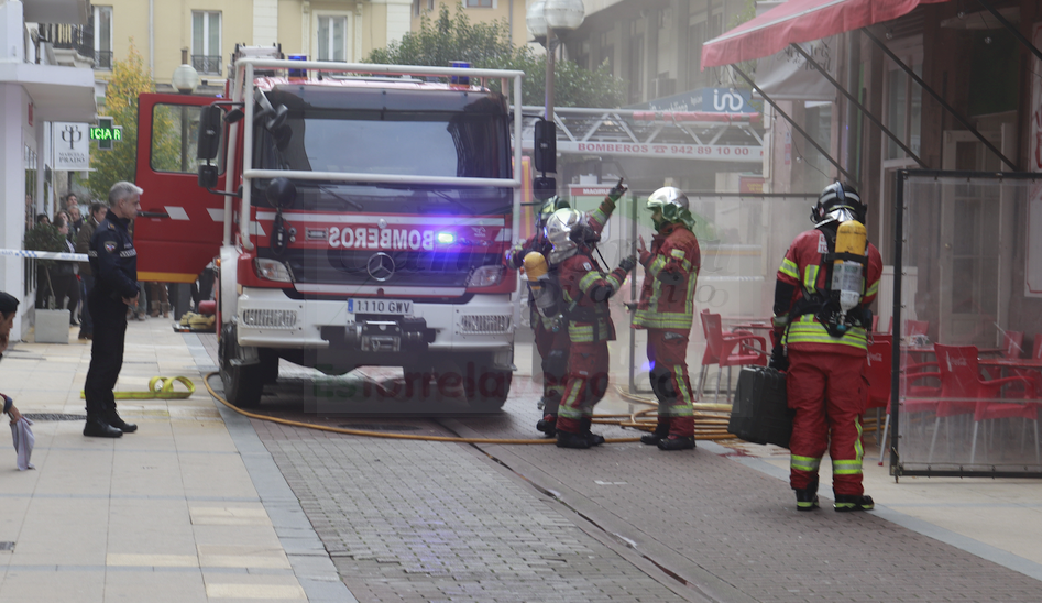 En la imagen de archivo los bomberos intervienen en el incendio de la cafetería URBANO´S - (C) Foto: David Laguillo