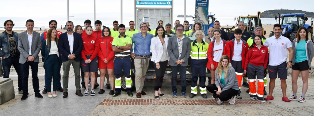 Santander estrena el servicio de salvamento y socorrismo y el dispositivo especial de limpieza de playas