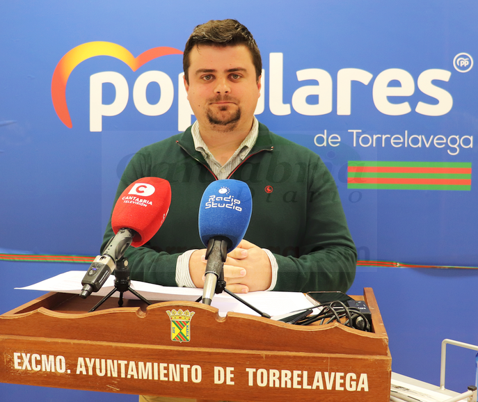 Miguel Ángel Vargas, portavoz del PP de Torrelavega - (C) Foto: David Laguillo/CANTABRIA DIARIO -El PP defiende que el Palacio Municipal se rehabilite y siga siendo la sede del Ayuntamiento-