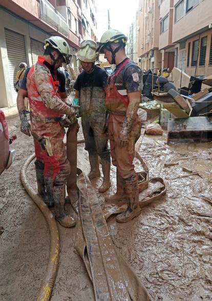 Un nuevo equipo de bomberos voluntarios de Torrelavega releva a los que ya trabajan en la zona afectada por la DANA 