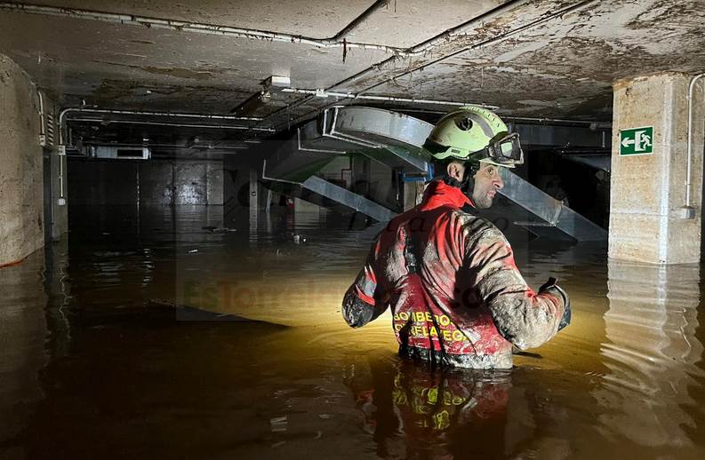 Un nuevo equipo de bomberos voluntarios de Torrelavega releva a los que ya trabajan en la zona afectada por la DANA 