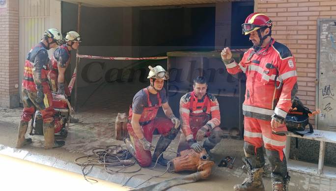 Un nuevo equipo de bomberos voluntarios de Torrelavega releva a los que ya trabajan en la zona afectada por la DANA 