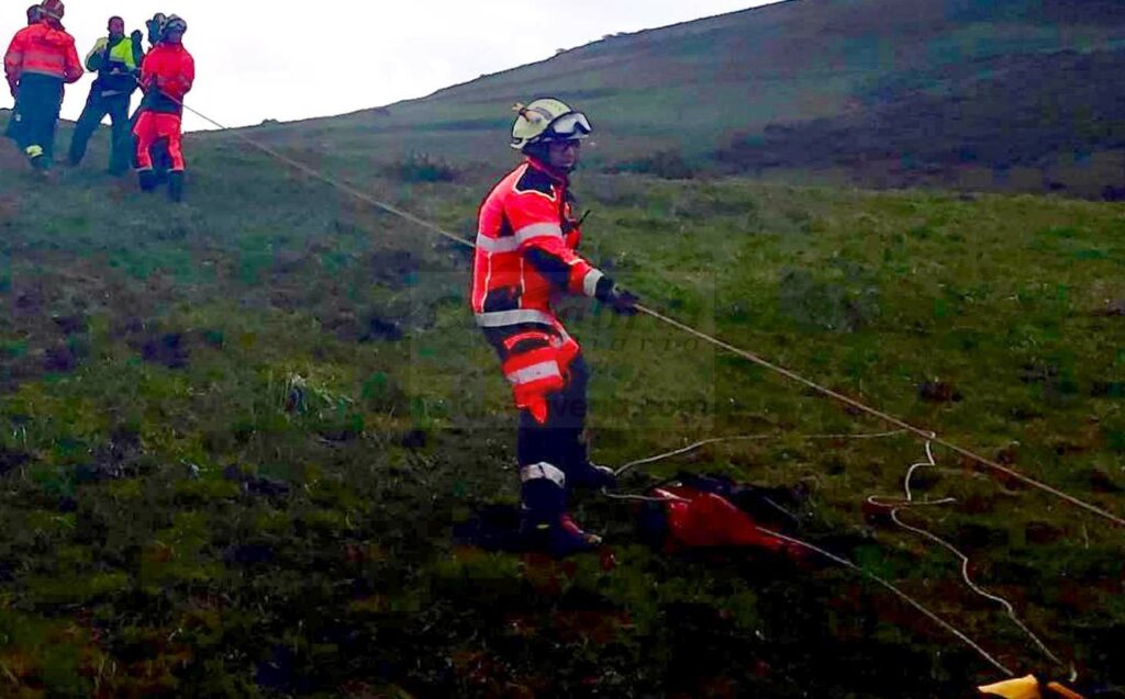 Rescatado un surfista madrileño atrapado en las rocas de Punta Ballota, en Suances