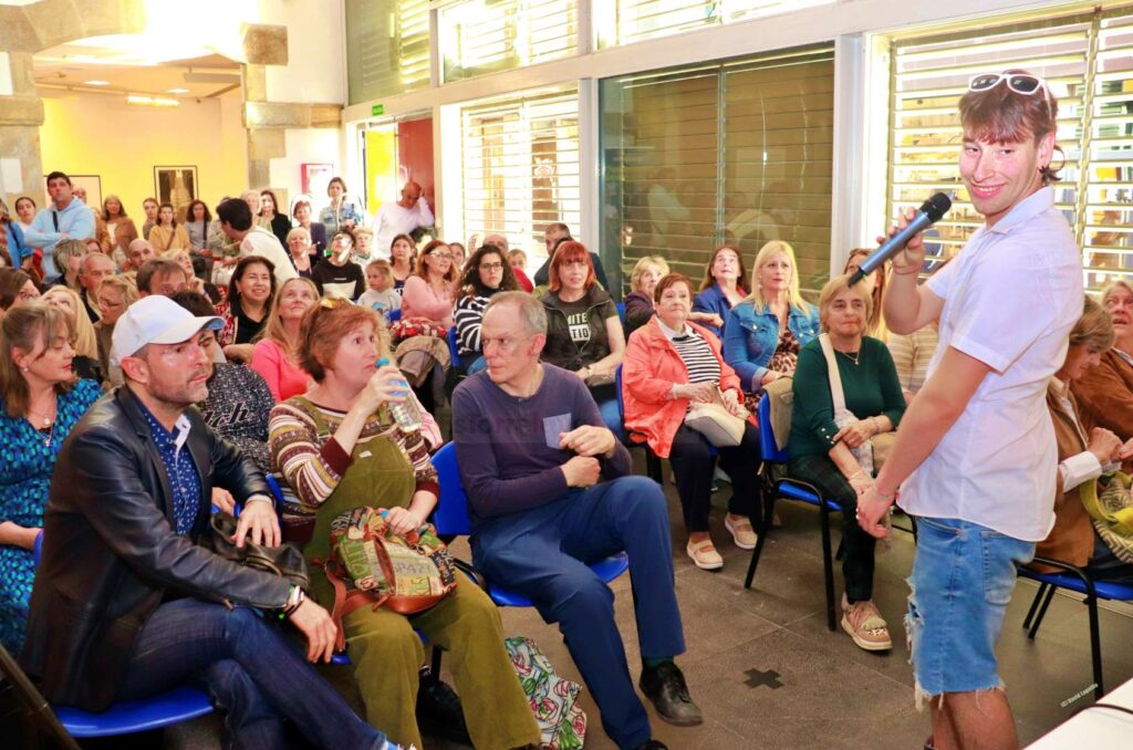 Abarrotada la sala Mauro Muriedas durante la presentación del libro de Lourdes Verdeja
