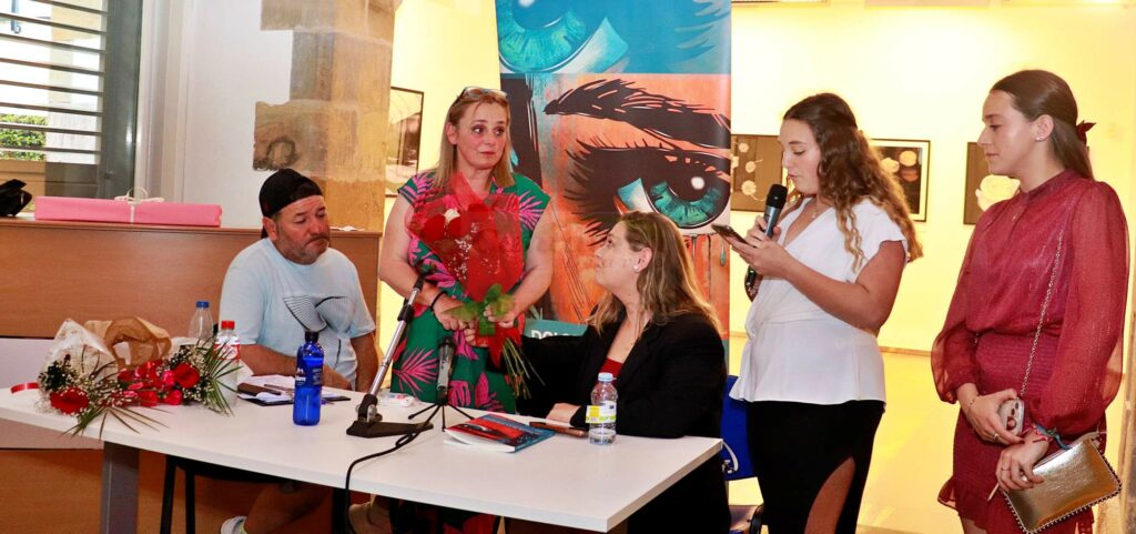 Abarrotada la sala Mauro Muriedas durante la presentación del libro de Lourdes Verdeja