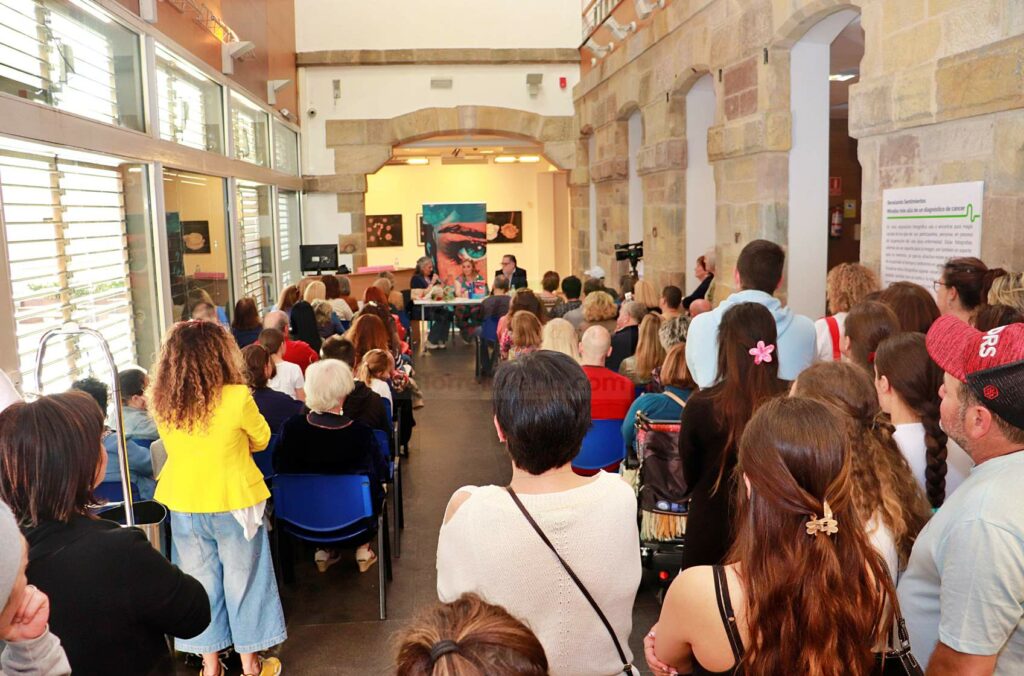 Abarrotada la sala Mauro Muriedas durante la presentación del libro de Lourdes Verdeja