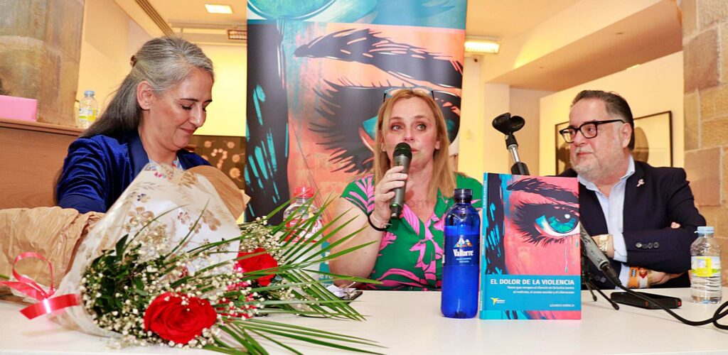 Abarrotada la sala Mauro Muriedas durante la presentación del libro de Lourdes Verdeja
