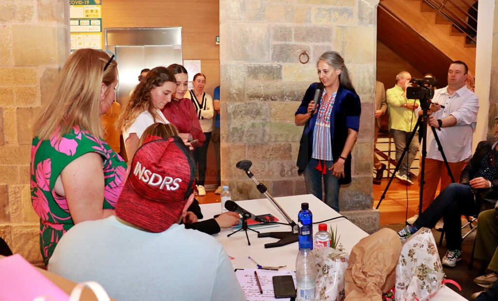 Abarrotada la sala Mauro Muriedas durante la presentación del libro de Lourdes Verdeja
