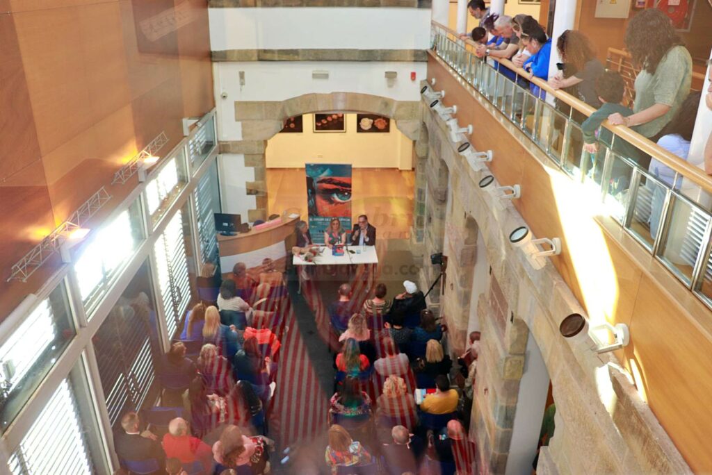 Abarrotada la sala Mauro Muriedas durante la presentación del libro de Lourdes Verdeja