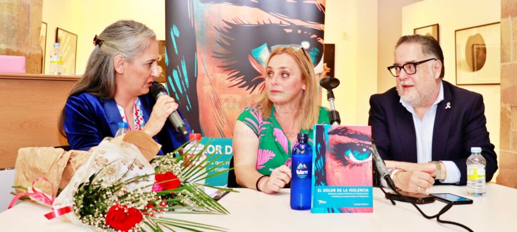 Abarrotada la sala Mauro Muriedas durante la presentación del libro de Lourdes Verdeja