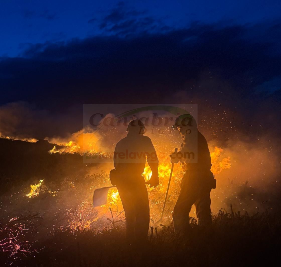 En las imágenes el incendio en Sel de la Carrera (Luena) - Seis incendios forestales provocados el miércoles, se mantiene el riesgo moderado