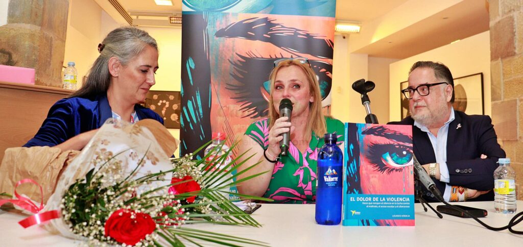 Abarrotada la sala Mauro Muriedas durante la presentación del libro de Lourdes Verdeja