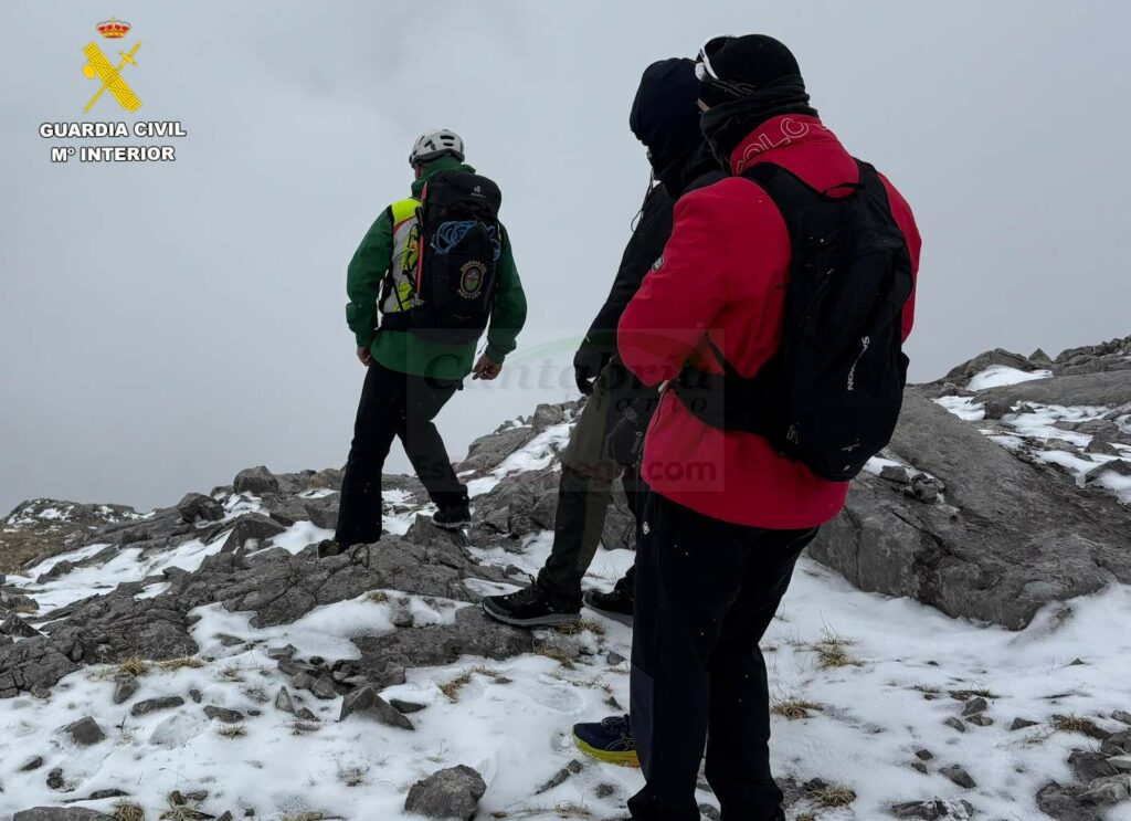La Guardia Civil rescata a tres jóvenes a más de 2.300 metros de altura
