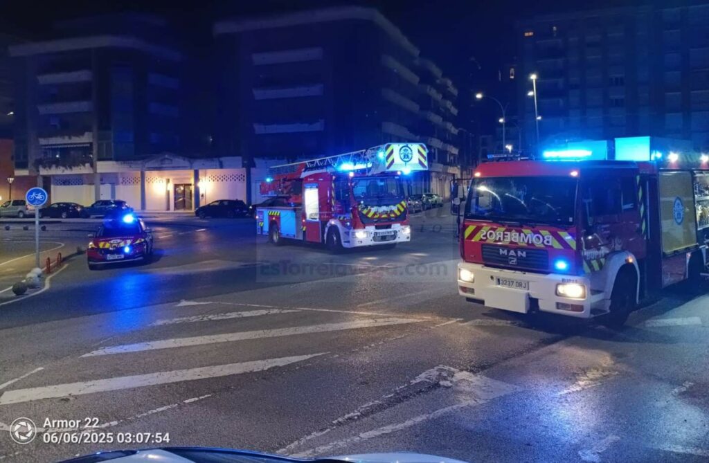 Bomberos del Gobierno extinguen de madrugada un incendio en un supermercado de Laredo