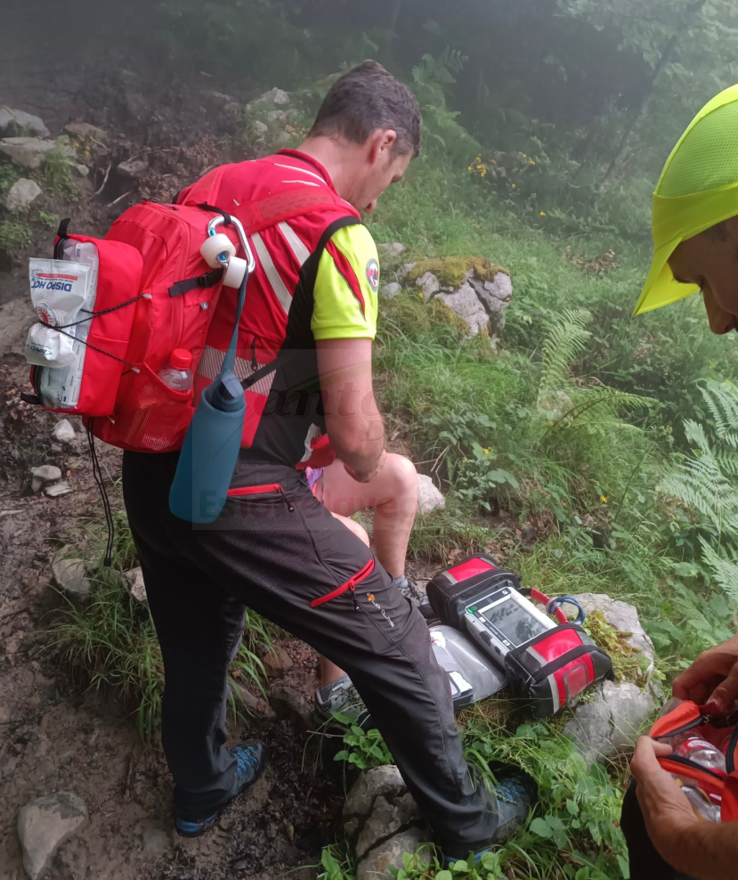 Protección Civil del Gobierno de Cantabria rescata a una senderista accidentada mientras realizaba un ruta por los Collados del Asón