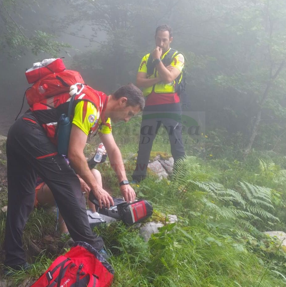 Protección Civil del Gobierno de Cantabria rescata a una senderista accidentada mientras realizaba un ruta por los Collados del Asón