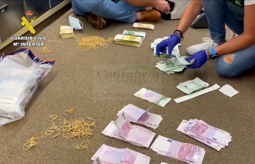 Tres detenidos y más de 411.000 euros intervenidos en una operación contra el tráfico de drogas en Bizkaia y Cantabria