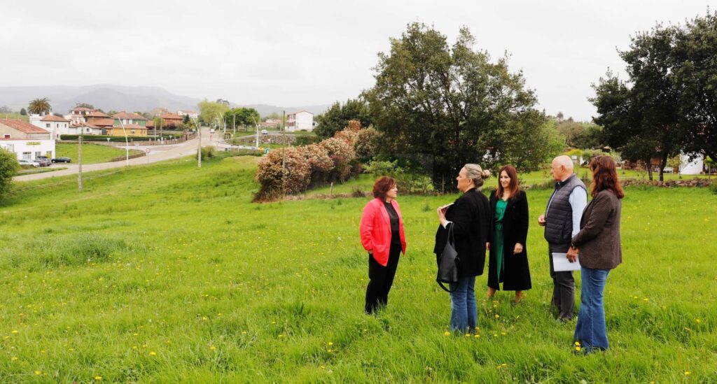 La alcaldesa Charo Urquiza y los concejales Maripaz Martínez, Anabel Roiz, Eva Balbín y Julián Vélez - San Vicente de la Barquera aprobará en el Pleno la incorporación de los terrenos de La Revilla que permitirán construir 35 viviendas de VPO